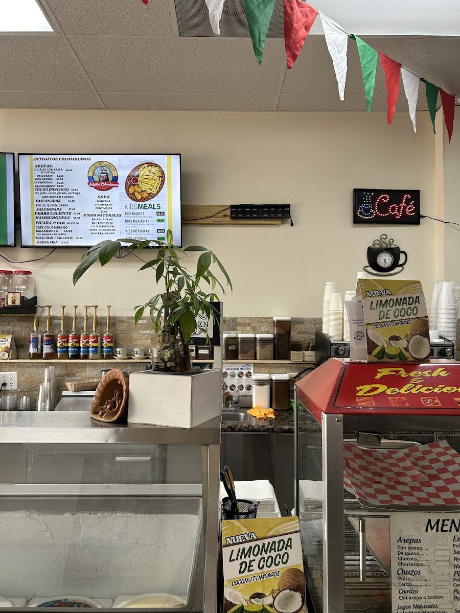 La Tri Color “Antojitos Colombianos “